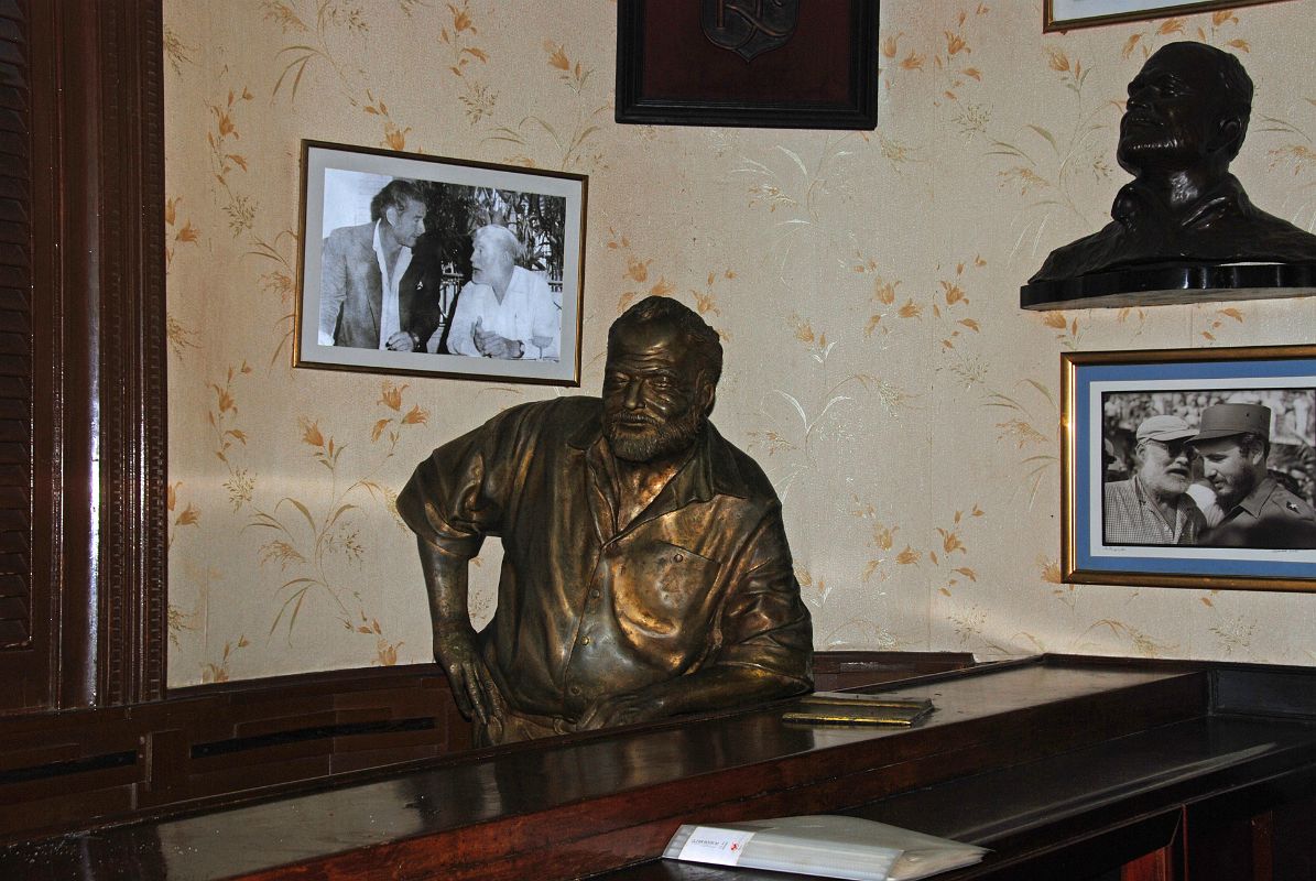 14 Cuba - Old Havana Vieja - El Floridita bar - Ernest Hemingway statue
